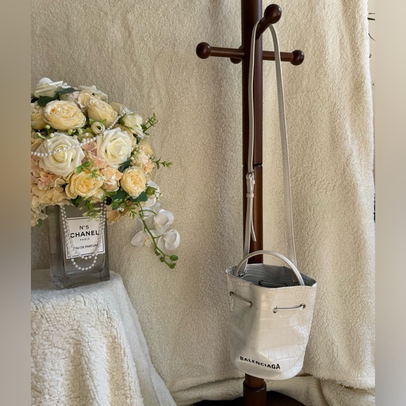 BALENCIAGA WHITE CROC EMBOSSED BUCKET BAG - Picture 4 of 11